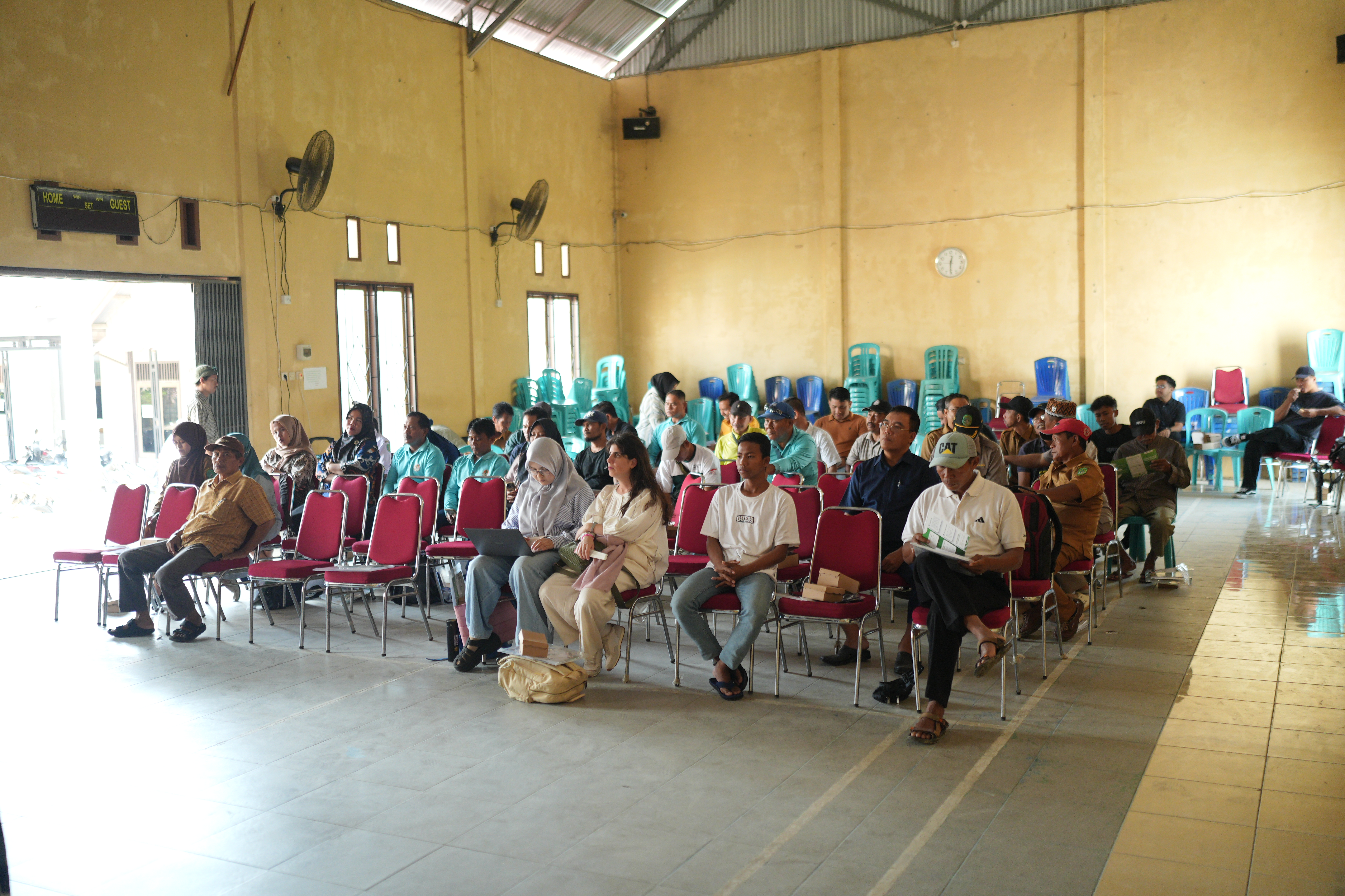Sejumlah peserta dari kelompok tani, karang taruna, dan komunitas desa mengikuti sesi pemaparan dalam workshop pengembangan pariwisata berbasis komunitas di Balai Desa Kerta Buana.